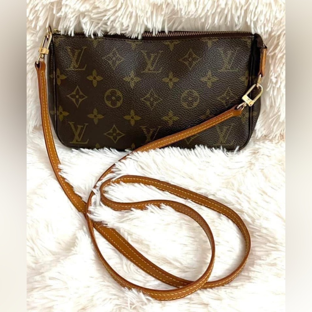 Pochette with strap